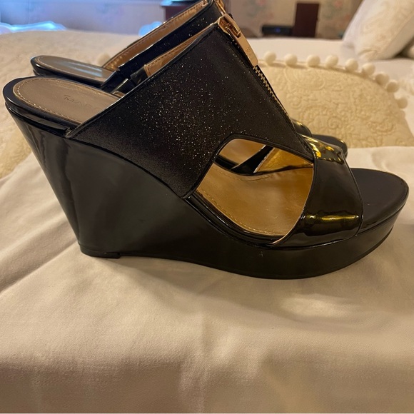 Marc Fisher Black Glitter Women’s Wedge Sandal with Gold Front Zipper, Size 8M - Picture 4 of 7